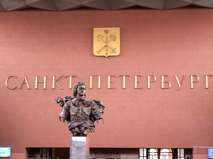 Памятник петру 1 на московском вокзале санкт петербурга