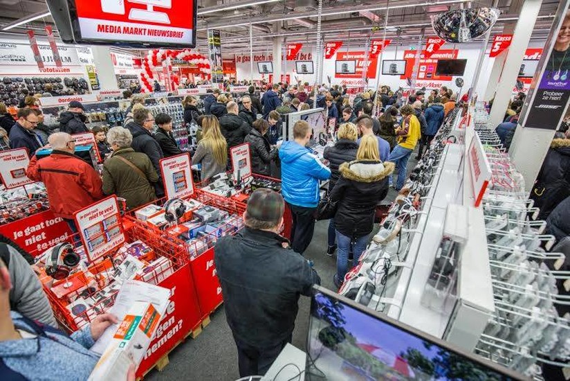 AMSTERDAM, NETHERLANDS - JULY 8, 2017: People walk by Media Markt store in  Amsterdam. Media Markt is the largest consumer electronics store chain in E  Stock Photo - Alamy