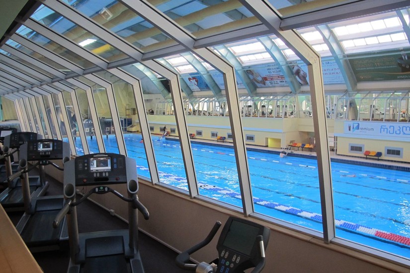 gyms with outdoor pools