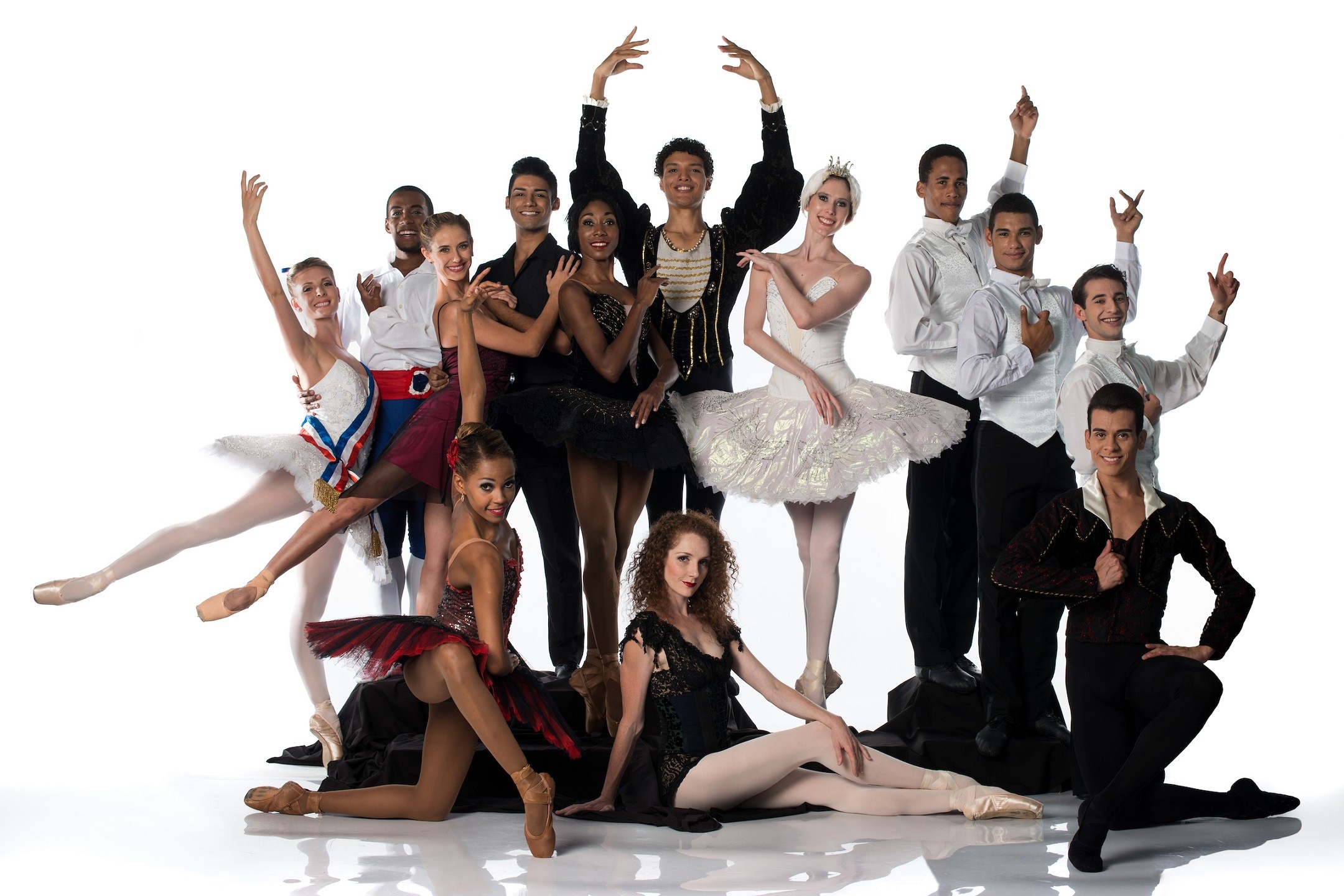 Forum balletfriends ru. Латиноамериканские танцы. Танцевальная группа. Танцы взрослые группы. Яркие латиноамериканские танцы.