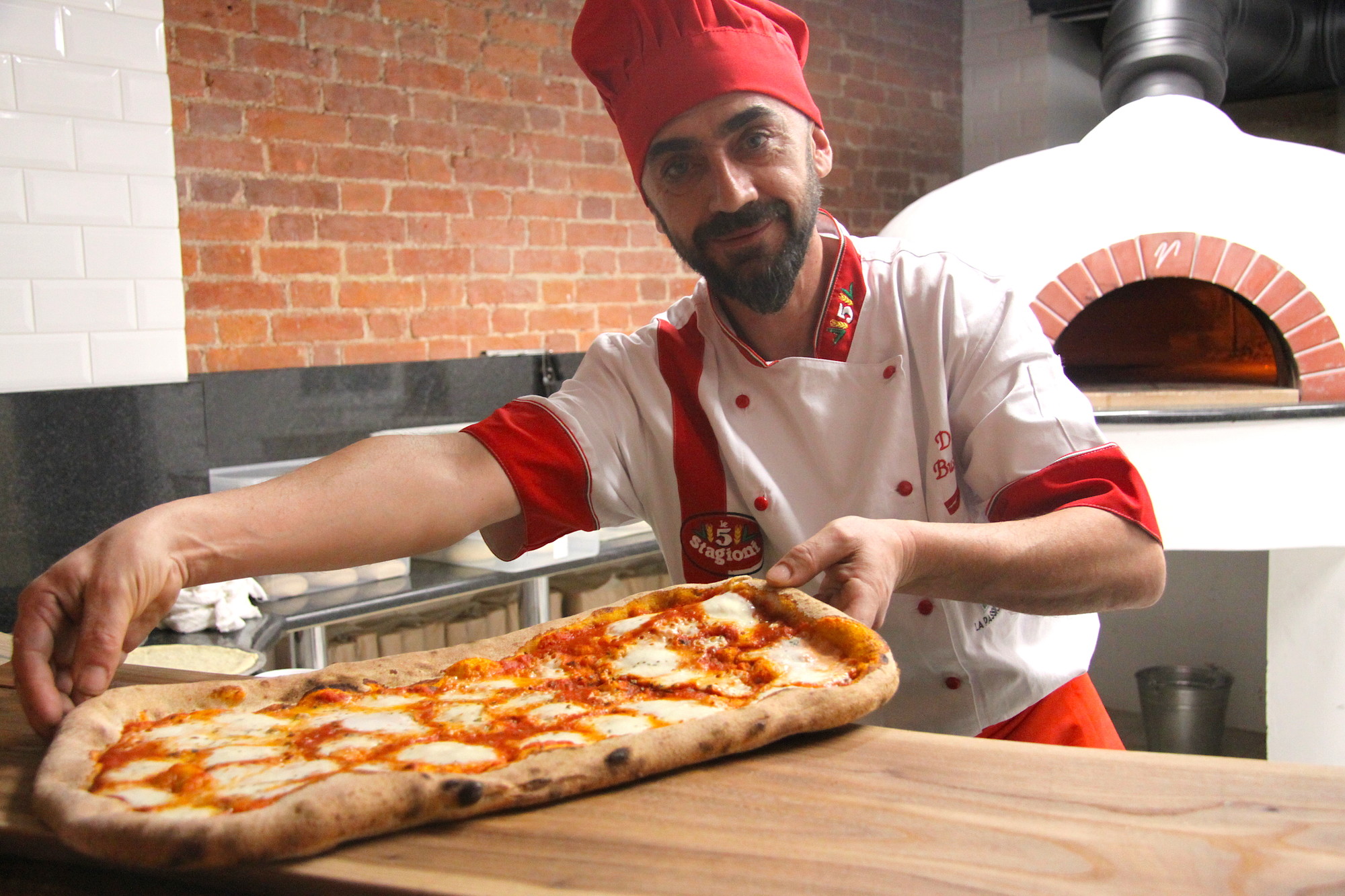 человек который делает тесто для пиццы фото 34