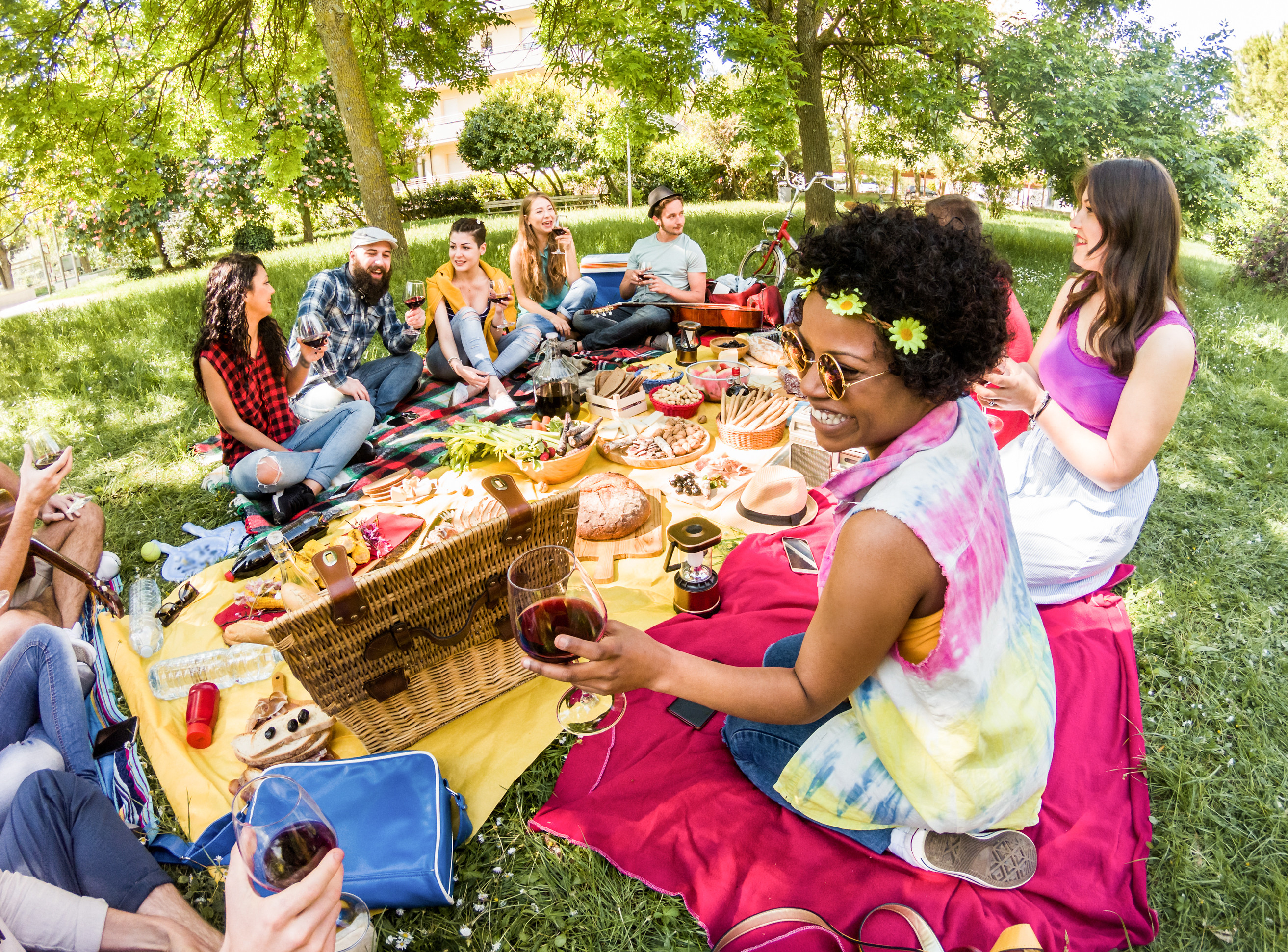 Где можно устроить пикник. Пикник на природе. Пикник в парке. Люди на природе пикник. Люди на пикнике в парке.