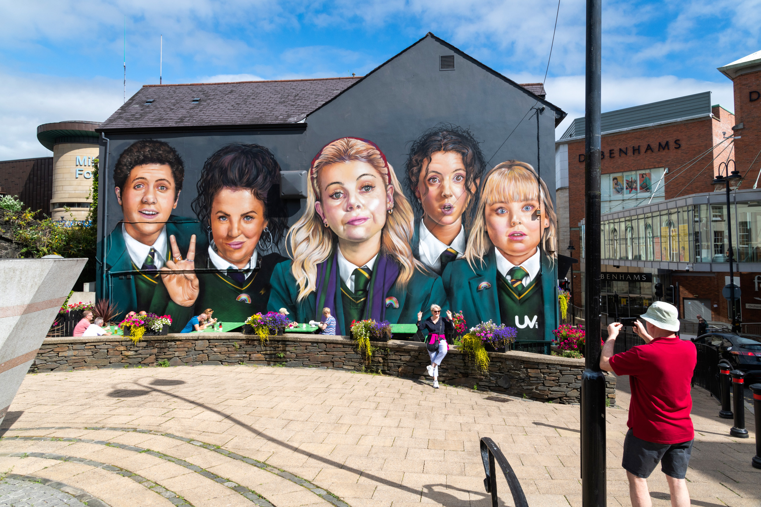 Walking tours of Derry, Londonderry, including the historic walled city and  the Bogside, are popular with tourists Stock Photo - Alamy