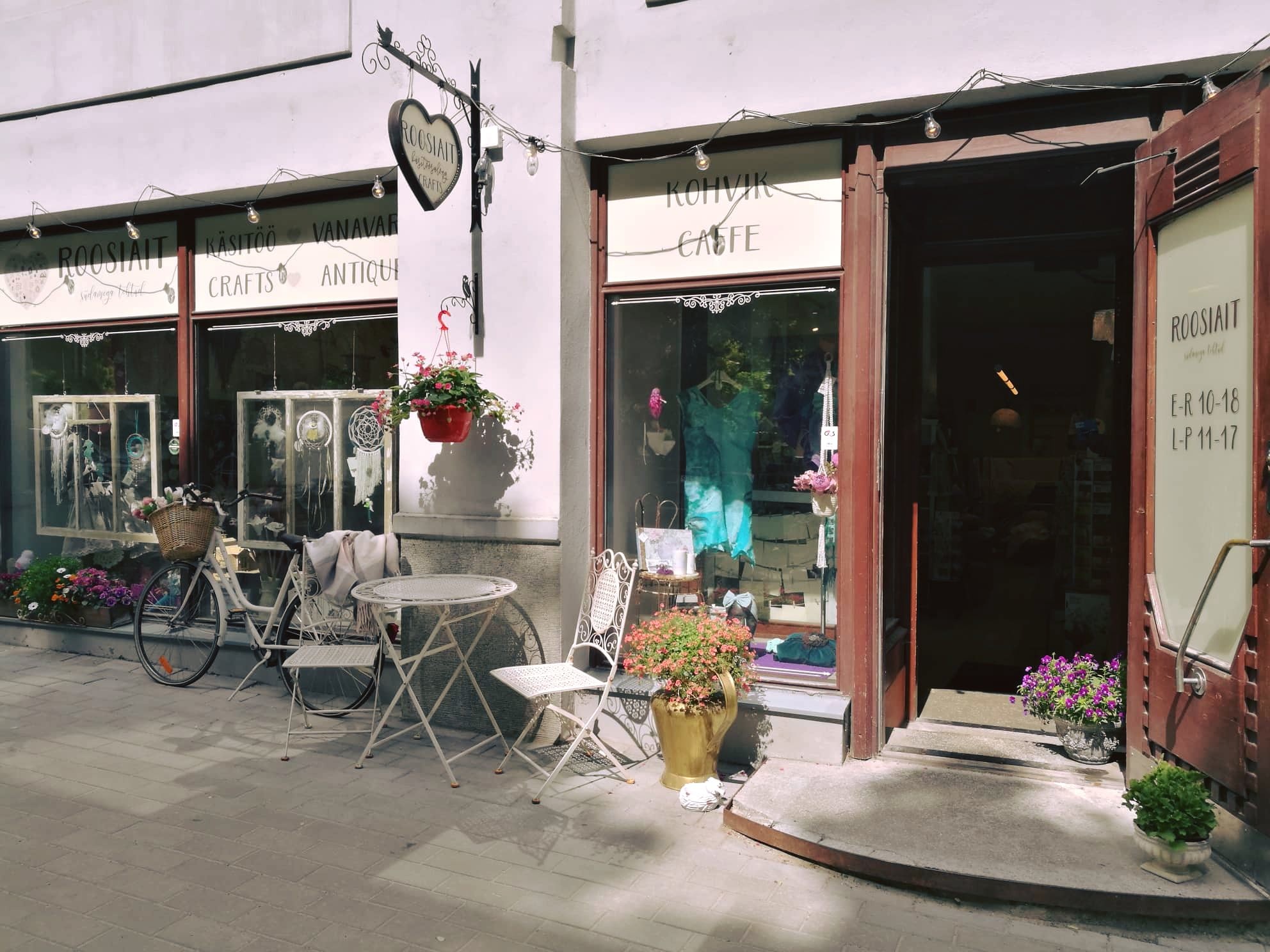 Roosiait handicrafts and antiques