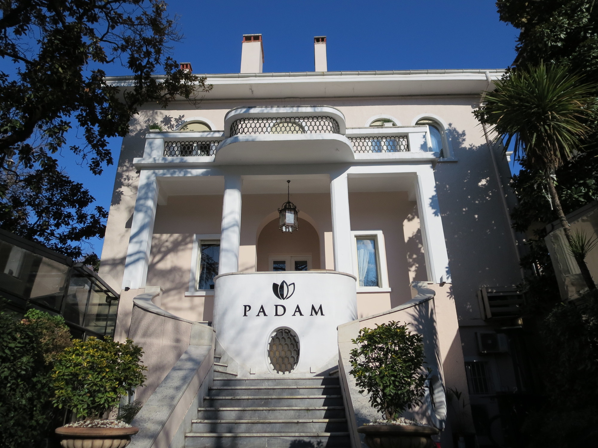 Padam Hotel