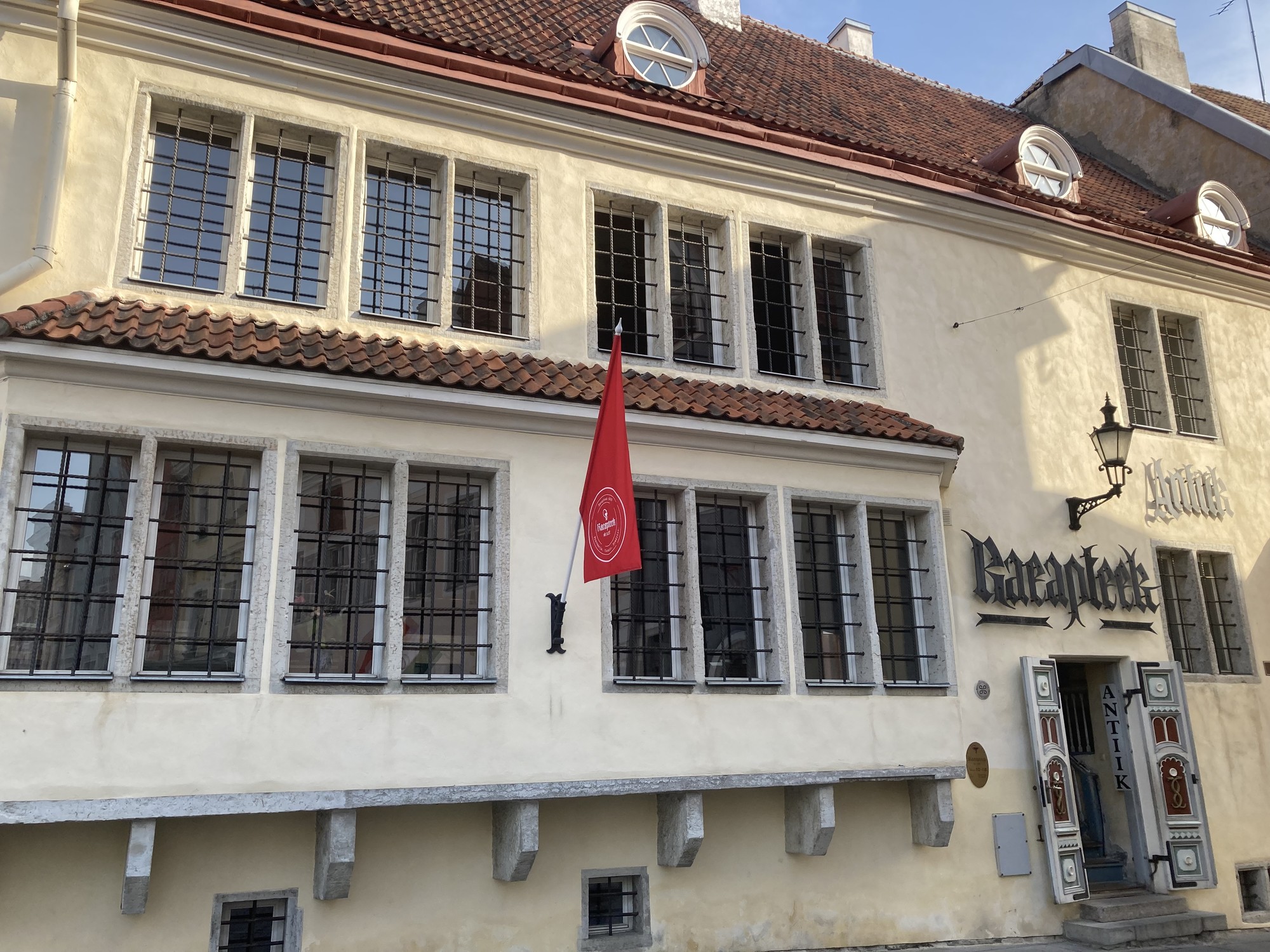 Revali Raeapteek (Town Hall Pharmacy)