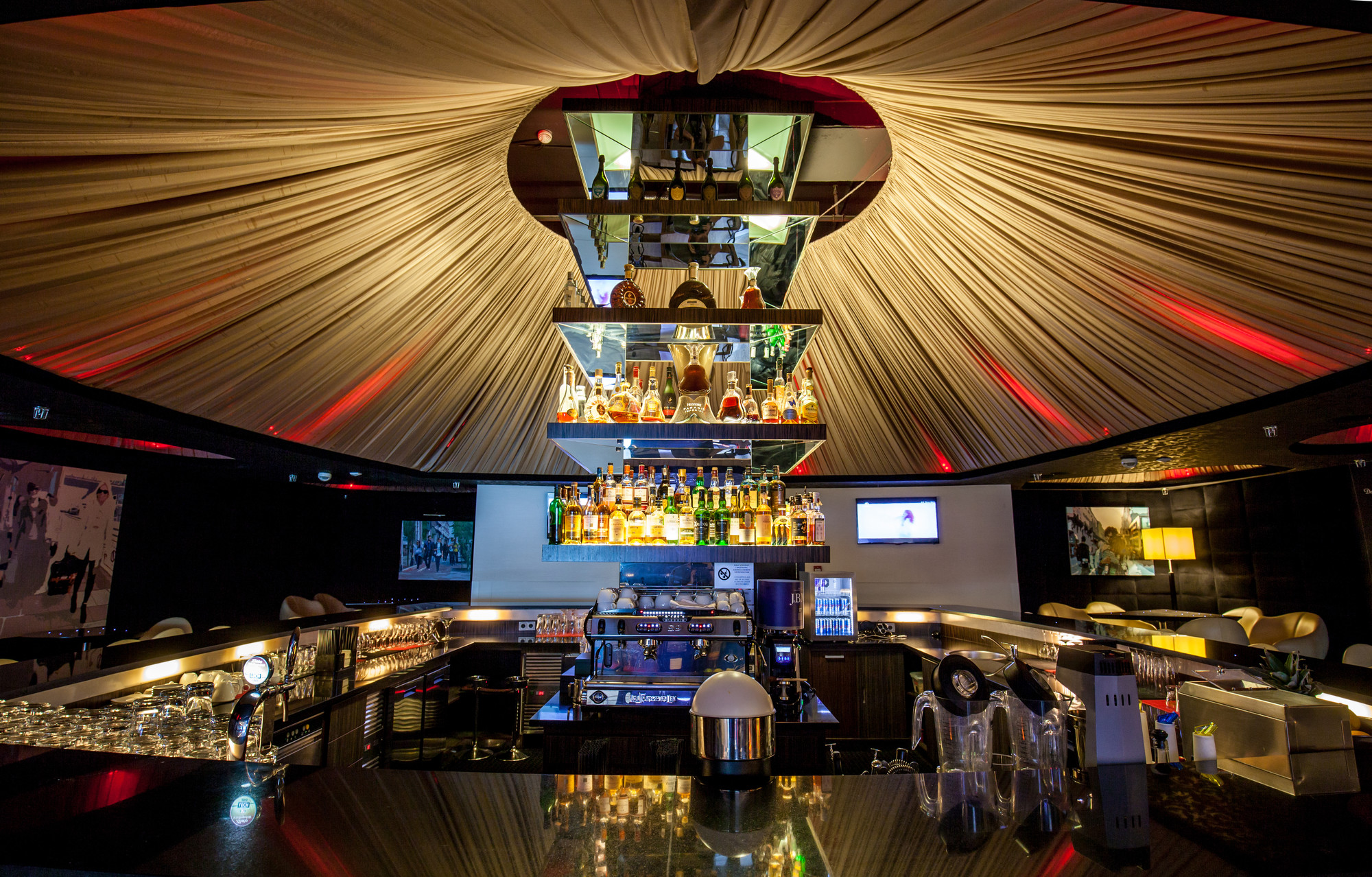 The Moment Lounge & Bar