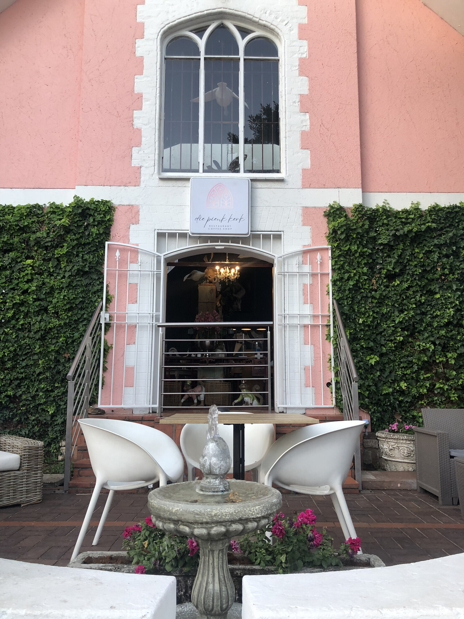 Die Pienk Kerk: Melville's pink restaurant, art space and live performance venue