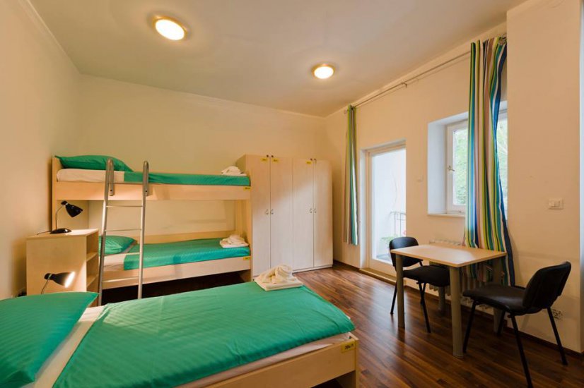 Общежитие комната калининград. Комната в лагере. Комната с тремя кроватями в отеле. Комната в лагере 2 кровати. Комната с тремя кроватями в лагере.