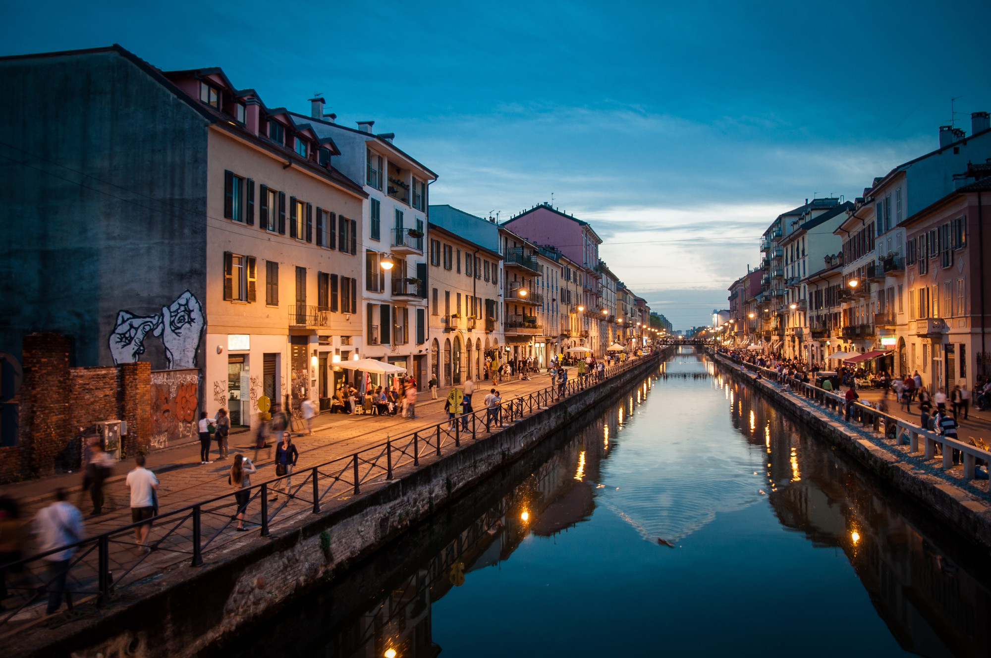 Milan. Милан город. Я Навильи Ломбардия Италия фото. Navigli. Милан лето.