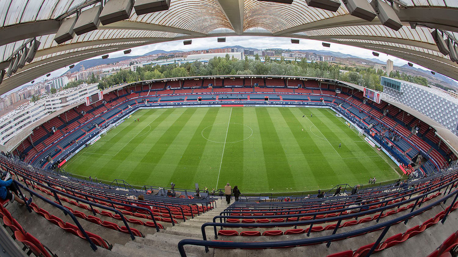 Osasuna Stadium : Design: Estadio El Sadar (I) - StadiumDB.c