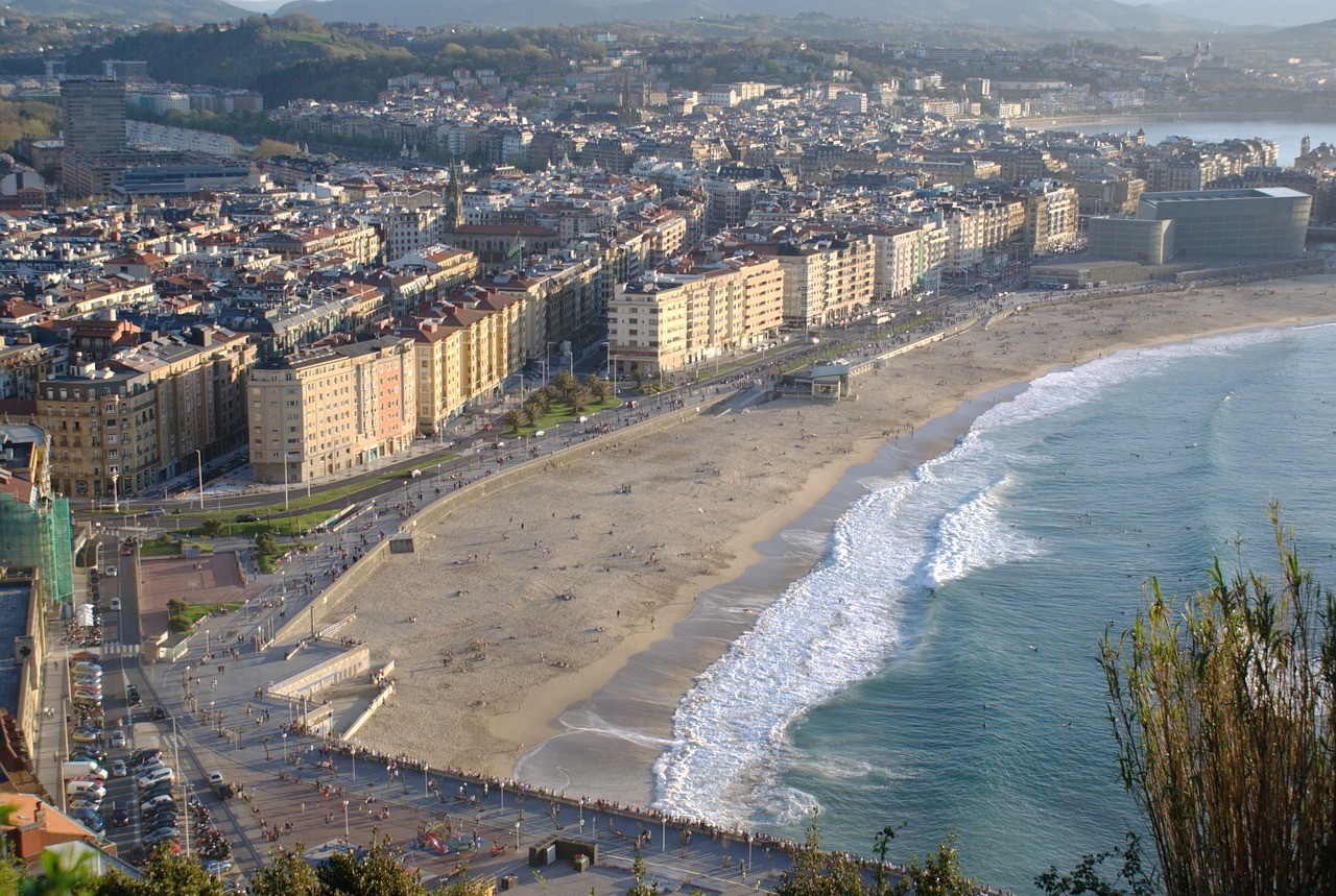 Playa de la Zurriola: Surfers' Beach | Things to See | San Sebastian