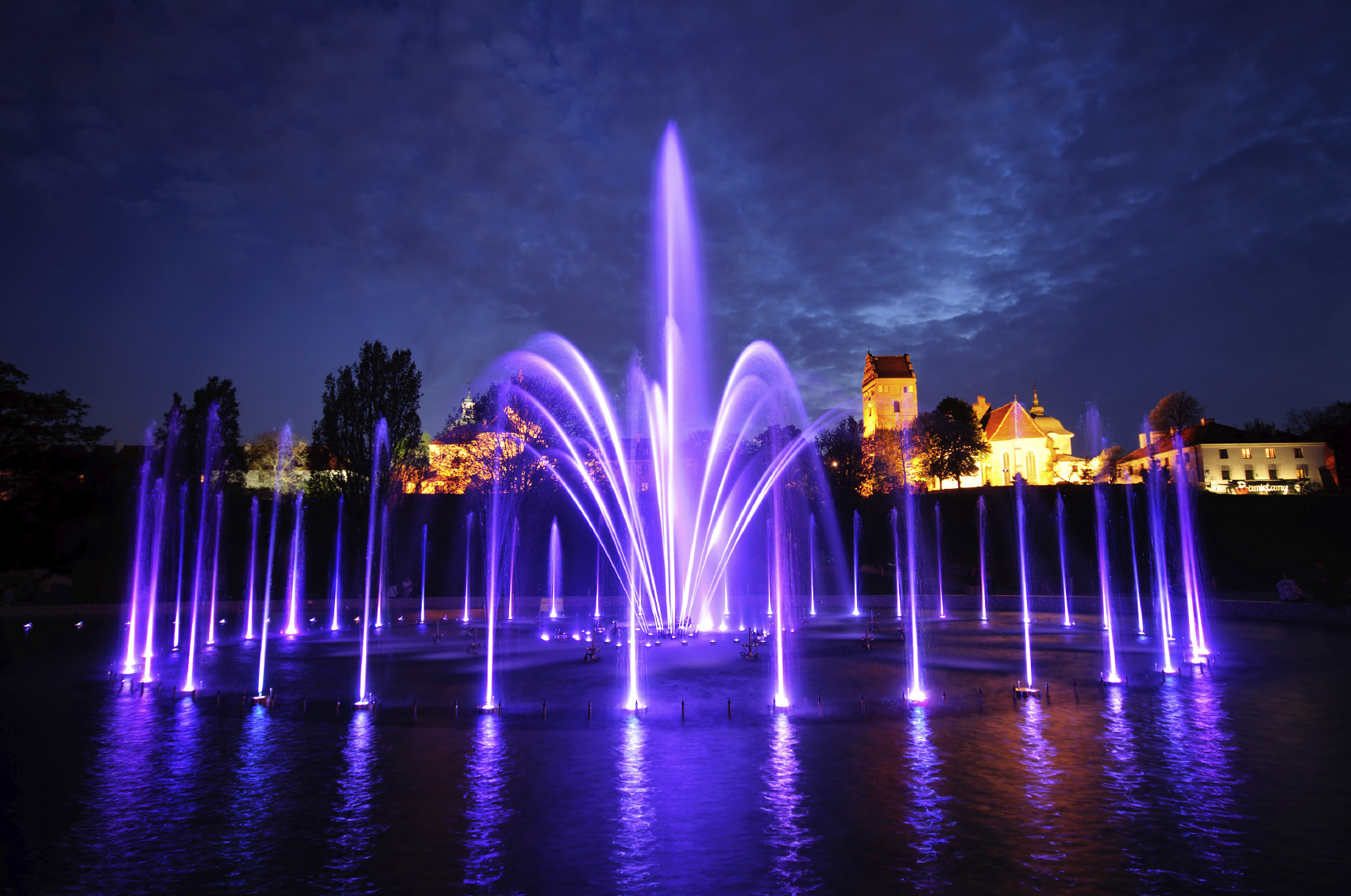 https://s.inyourpocket.com/gallery/wroclaw/2020/08/Fountain-at-night-Photo-by-%C2%A9%20johnnychaos,%20istockphoto.com.jpg