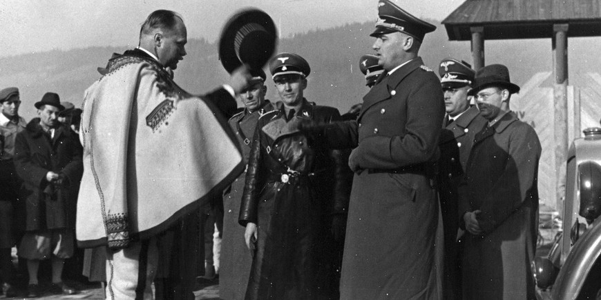 Góral politician Wacław Krzeptowski welcomes Governor-General Hans Frank in Zakopane in November 1939.