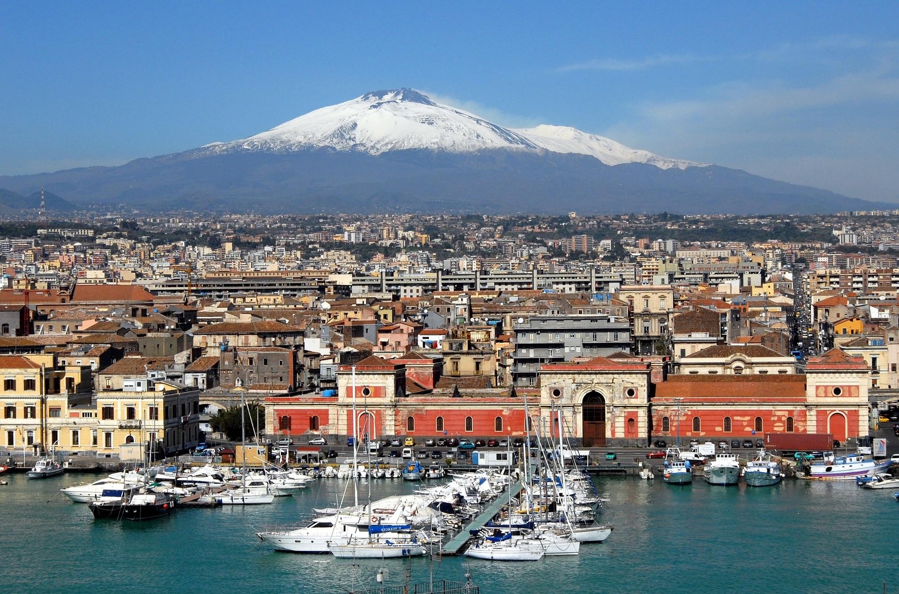Catania with Mt Etna in Background © notiziecatania / Pixabay