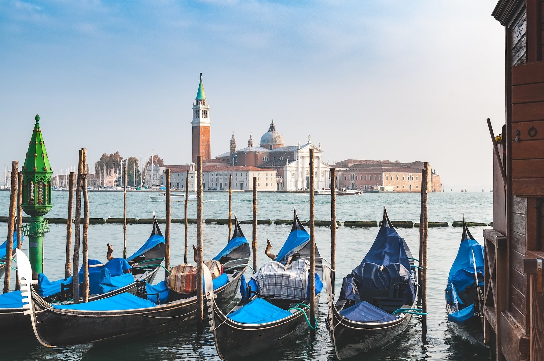 Pearl on the Water- Must-Visit Venetian Sights © andy-holmes-unsplash