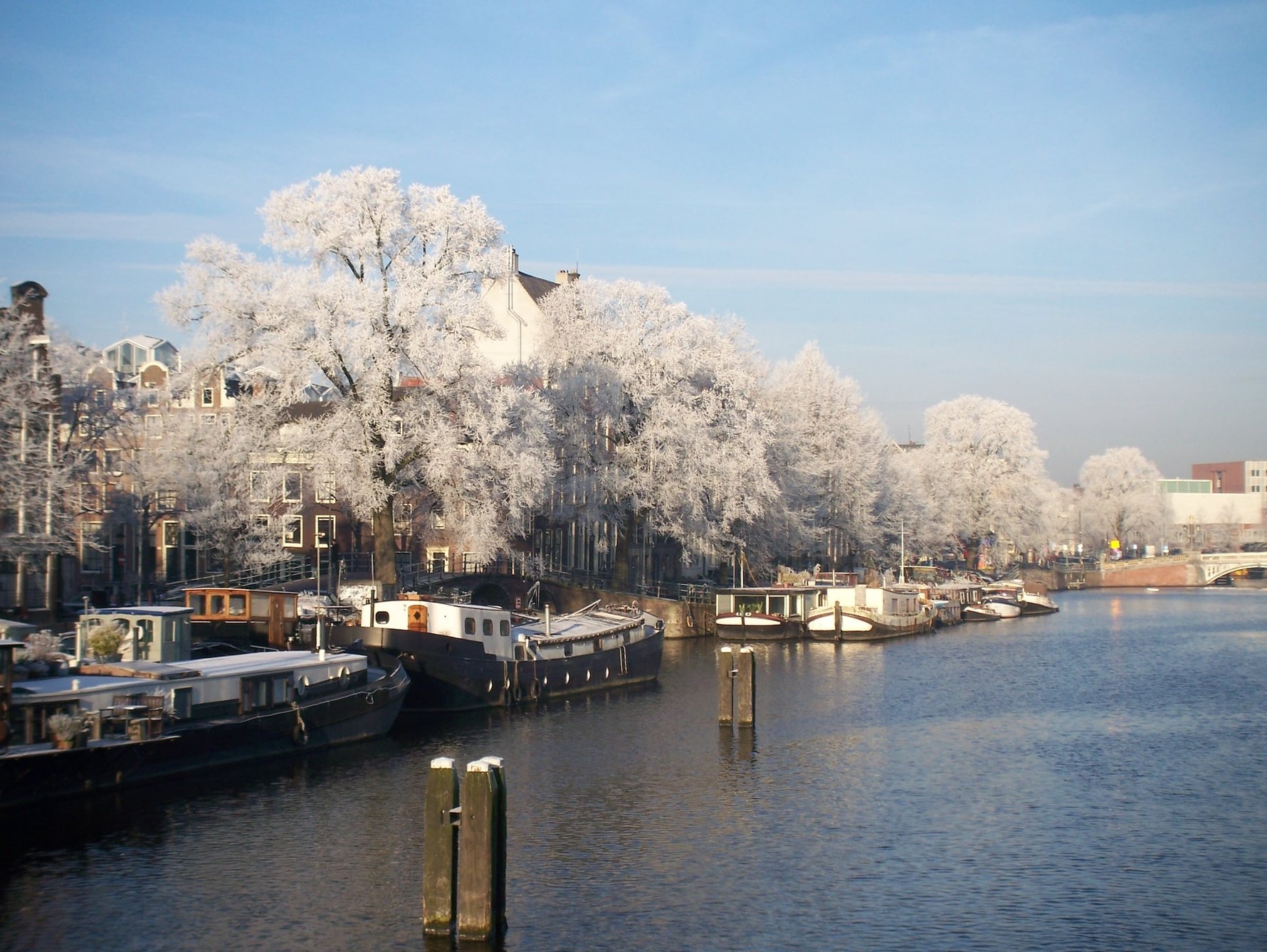 Romantic Places to Visit in Amsterdam - Canal Tour © pieter-de-boer-unsplash