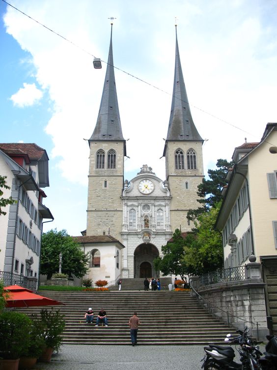 Hofkirche © upload.wikimedia.org/pinterest.com