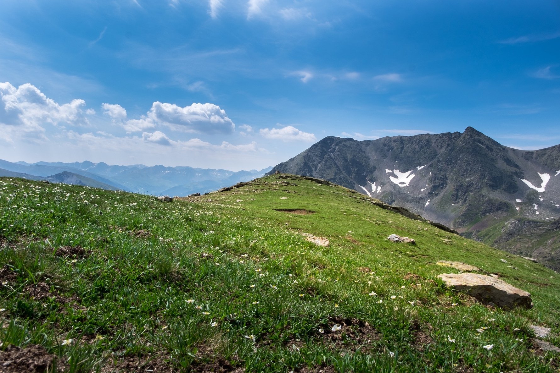 The Best Sunglasses for Your Mountain Trekking Expedition © johnnpas, Pixabay mountain-4295797_1920