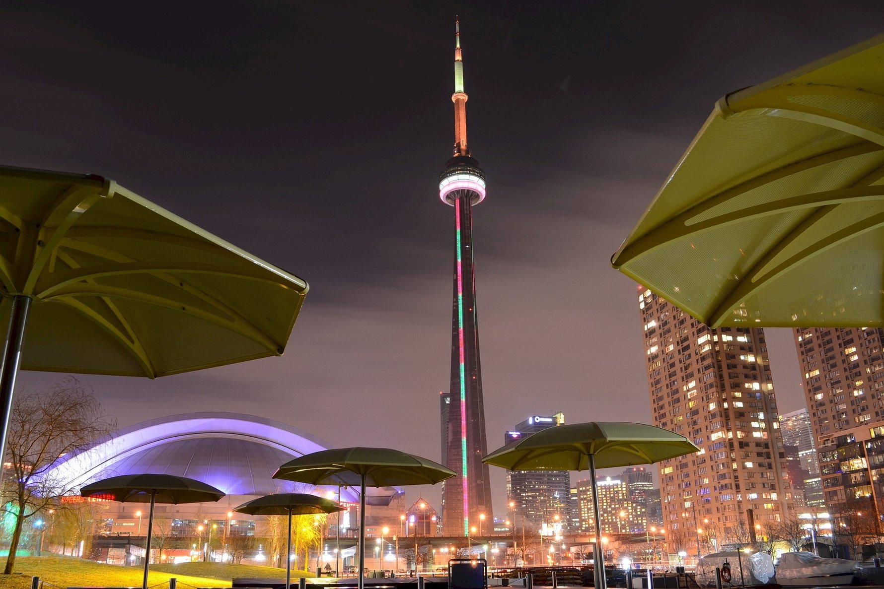 Top 10 Nightlife Activities to do in Toronto - CN Tower at night © ElasticComputeFarm  Pixabay