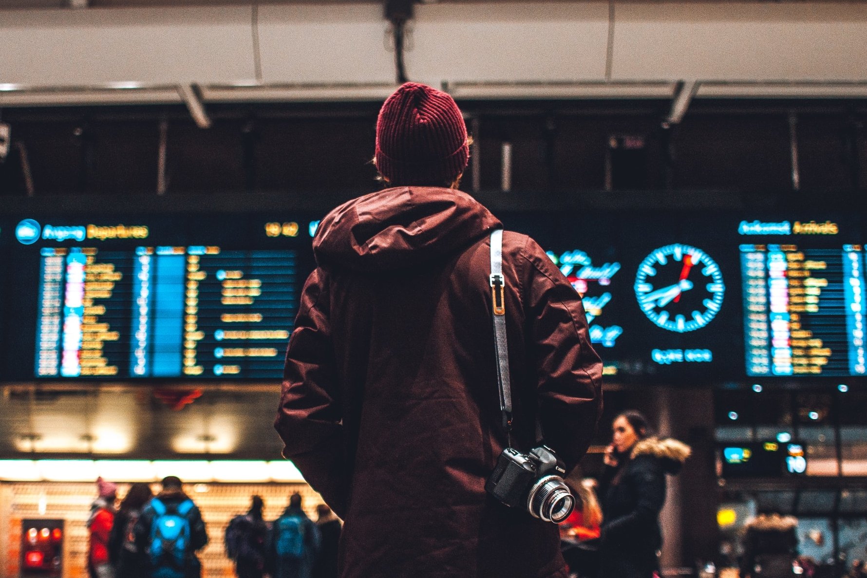 4 Tips to Keep Digital-Safe While Traveling © erik-odiin-unsplash