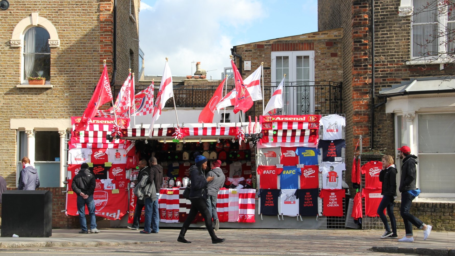 © sweetcocoa Shutterstock.com The fan shop outside Emirates Stadium