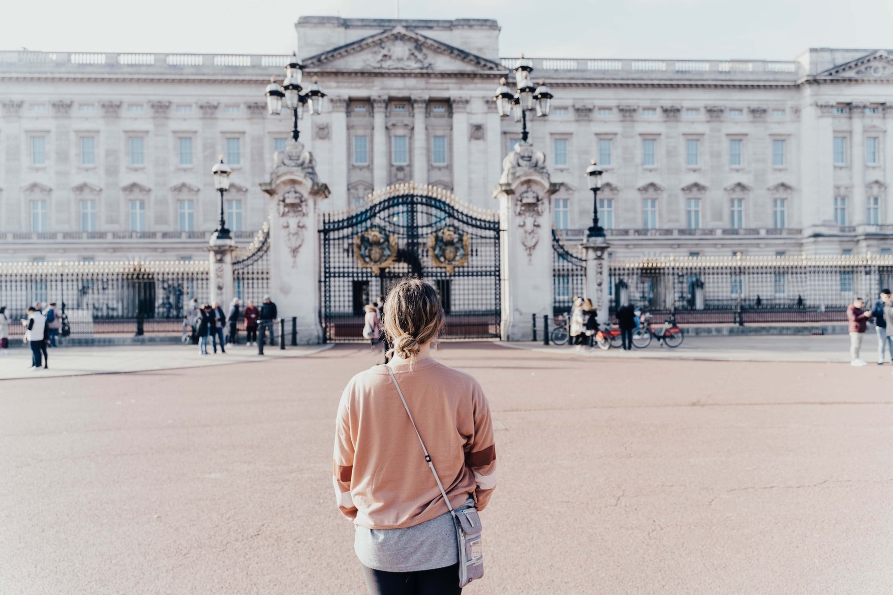girl standing in front of buckingham palace