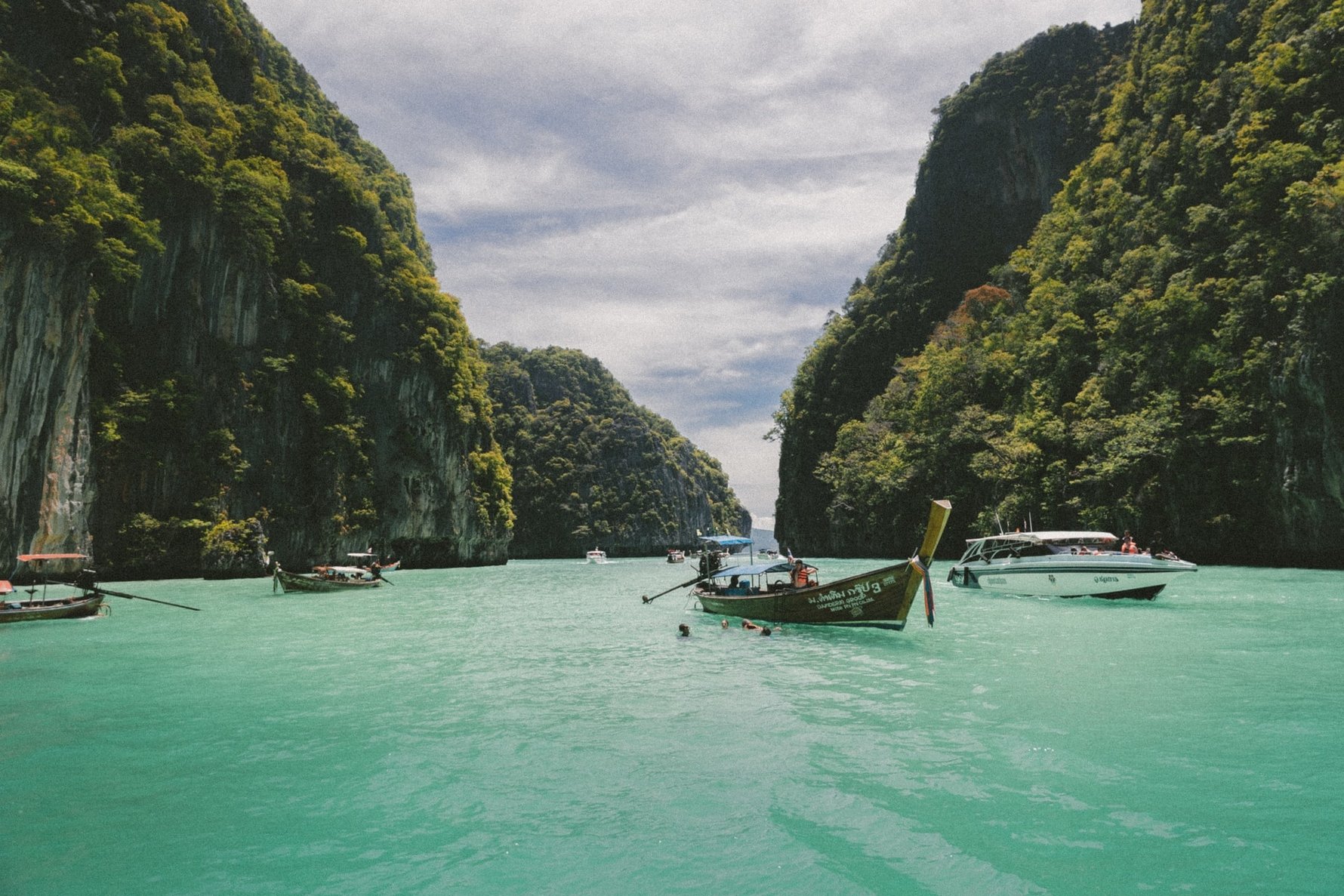 Tips for Vietnam on a Student Budget © jakob-owens-unsplash