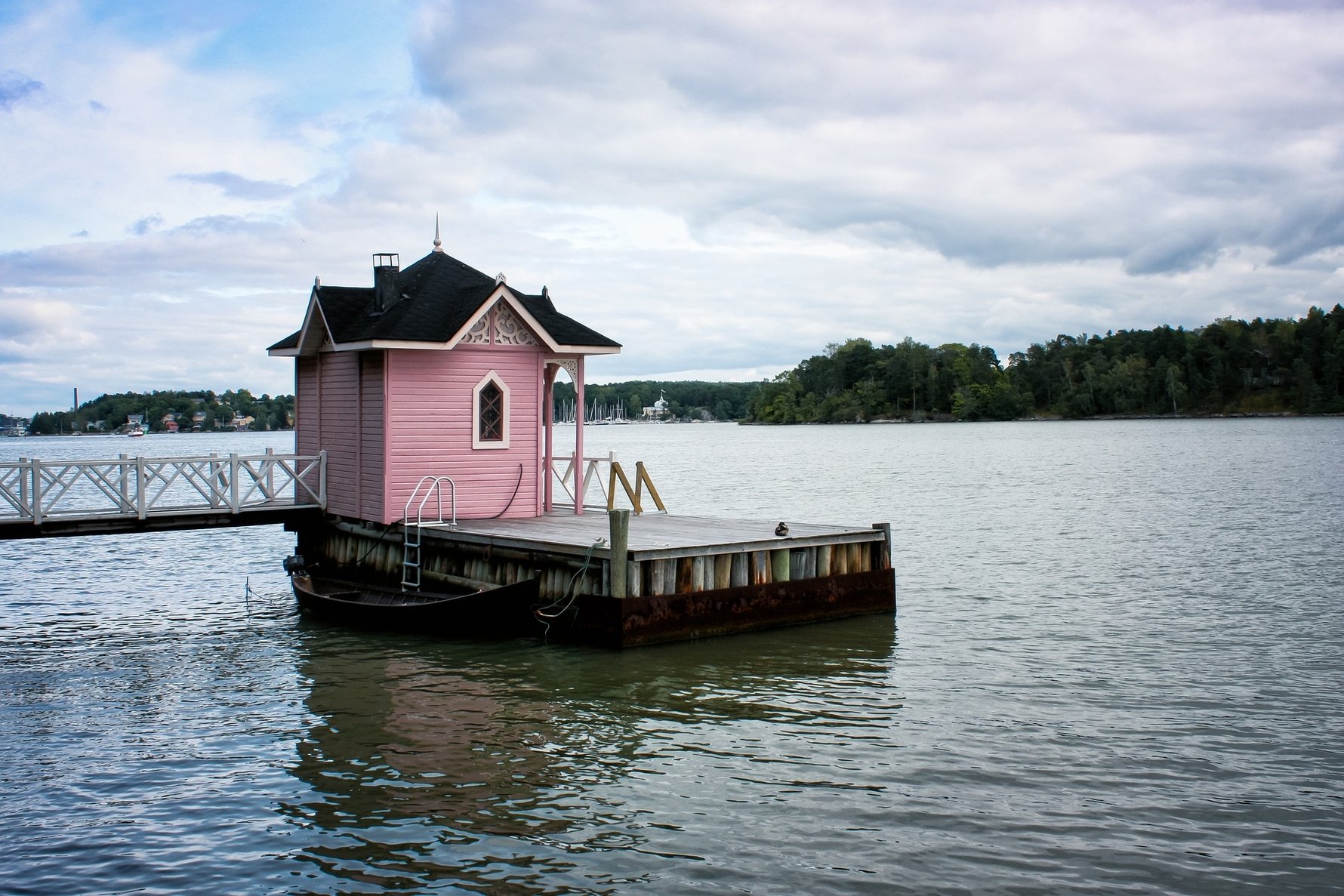  Small Finnish sauna on waterfront © Miki / Pixabay
