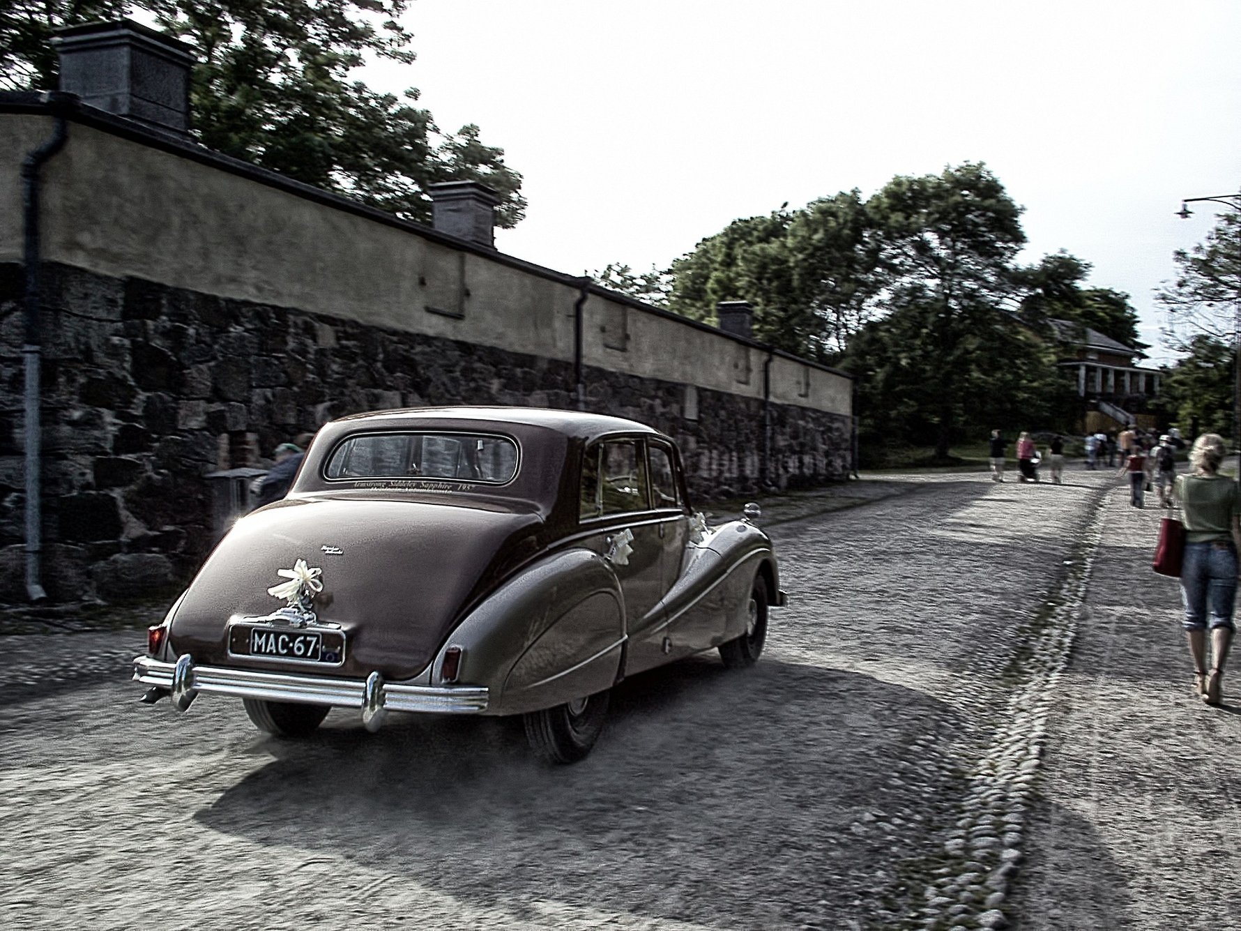 Vintage car driving on Suomenlinna island © Jori Samonen / Pixabay