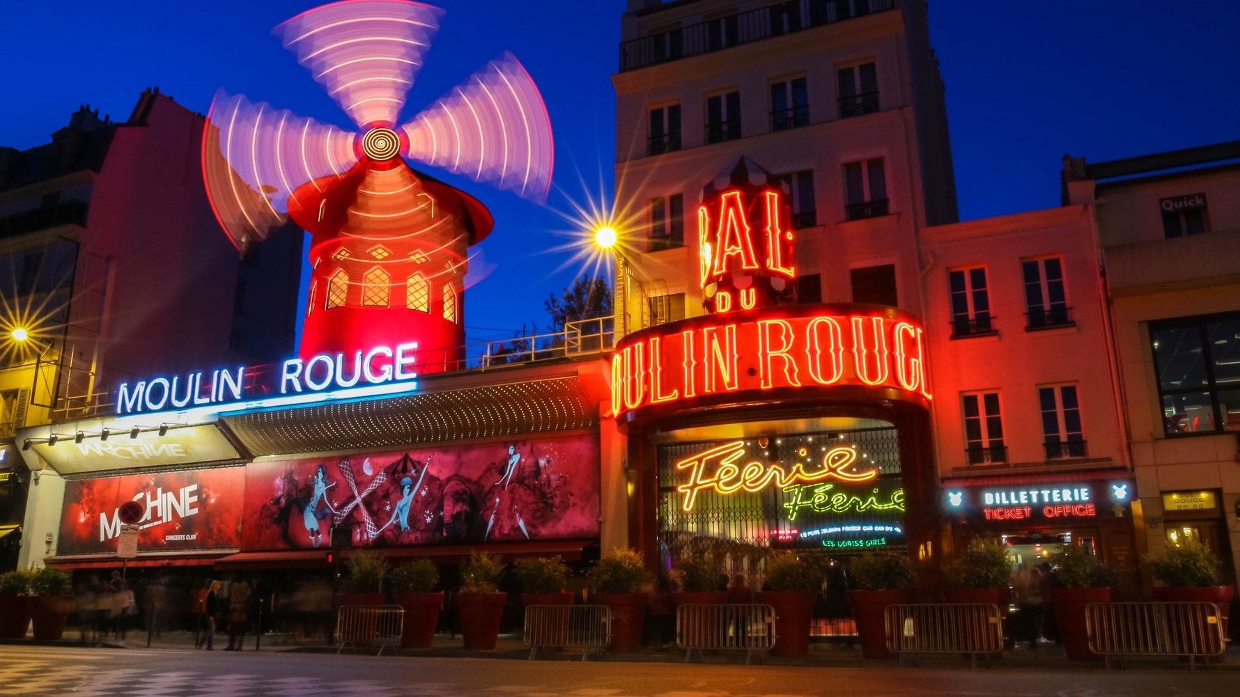 © Petr Kovalenkov Shutterstock.com Moulin Rouge