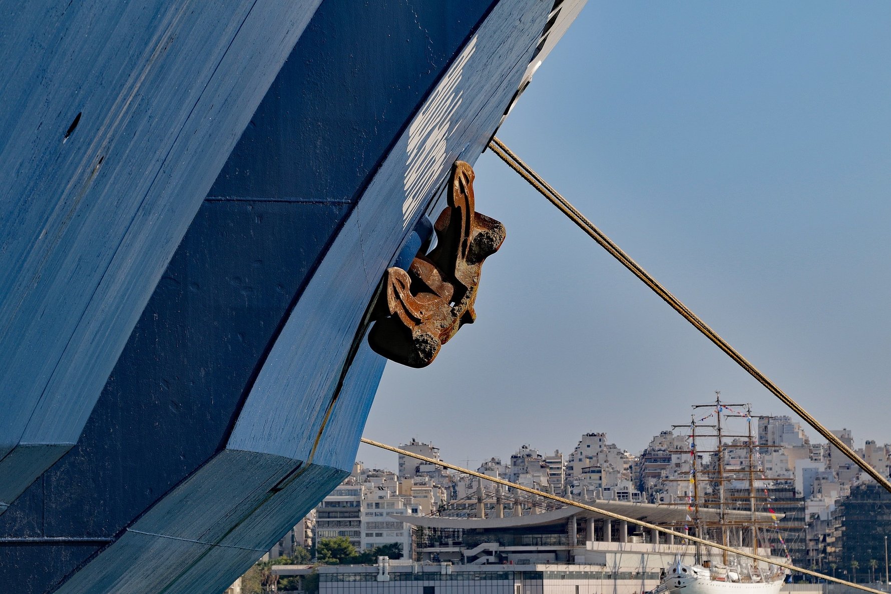 Ship at anchor in Piraeus Habour © Bernfried Schnell / Pixabay
