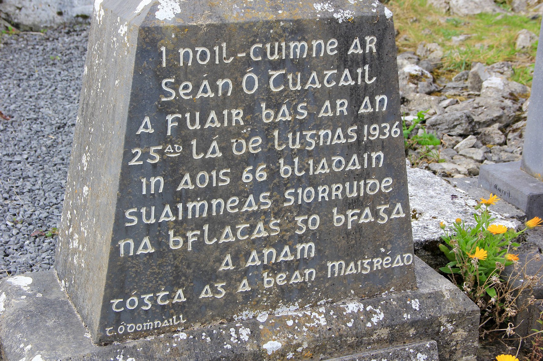 Learn Gaelic Irish - Gaelic Irish on Stone Monument in Ireland © Public Domain