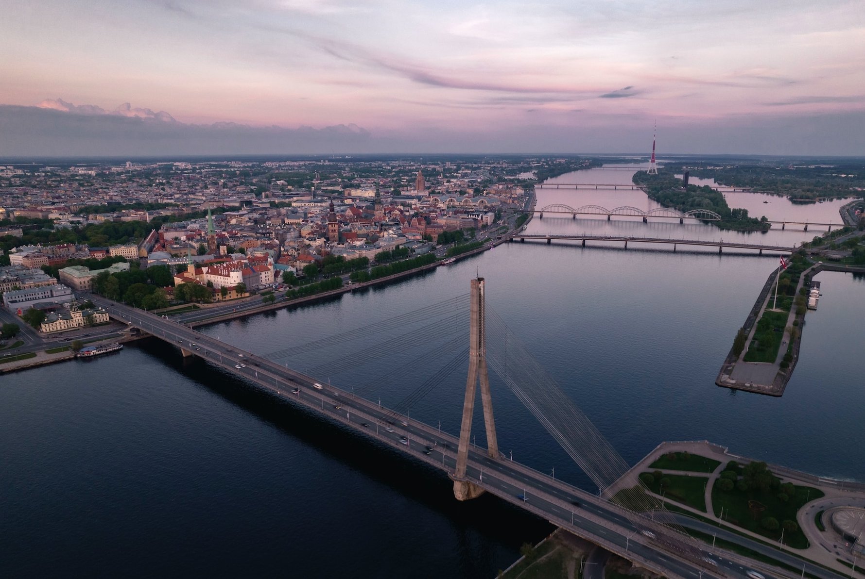 Sunset over the Daugava river and Riga old town © Ernests Vaga / Unsplash