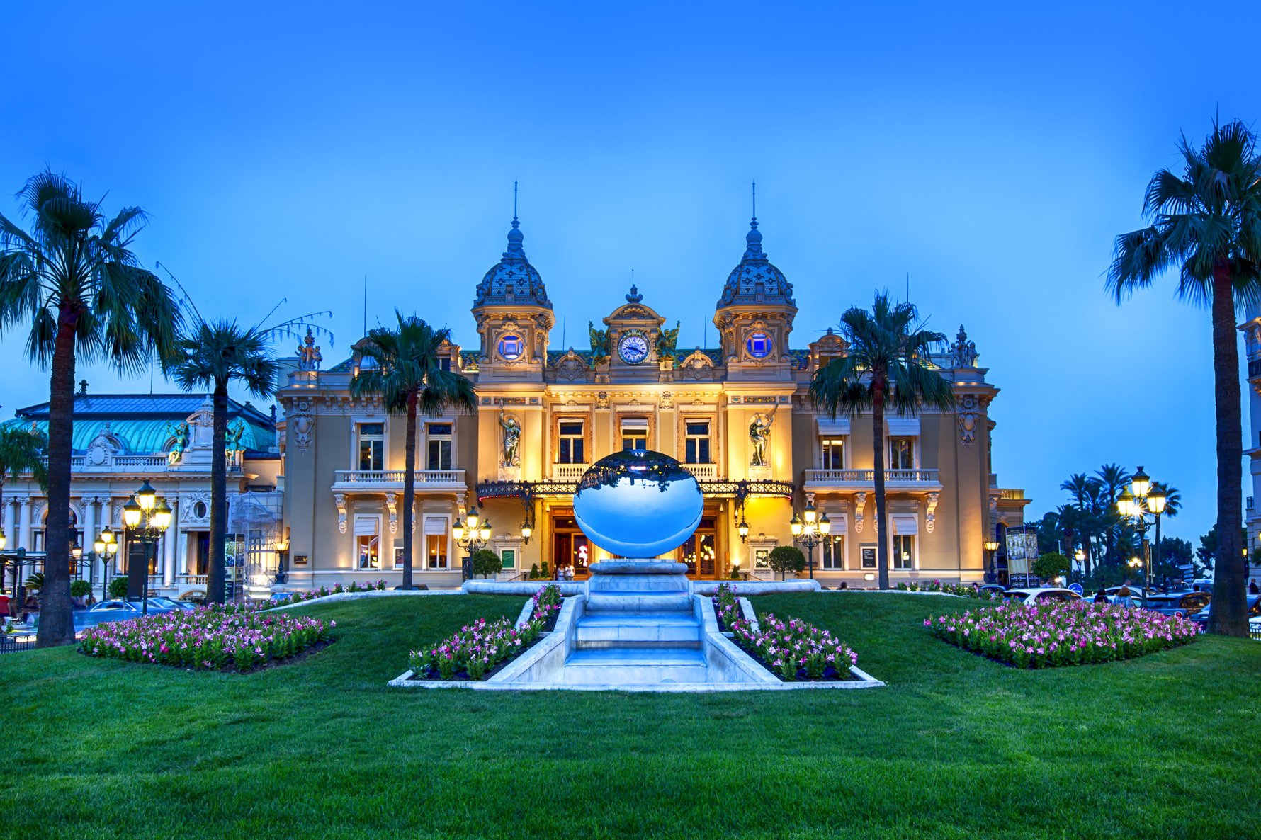 Casino du Monte Carlo in Monaco © Robyn Mackenzie / Shutterstock.com