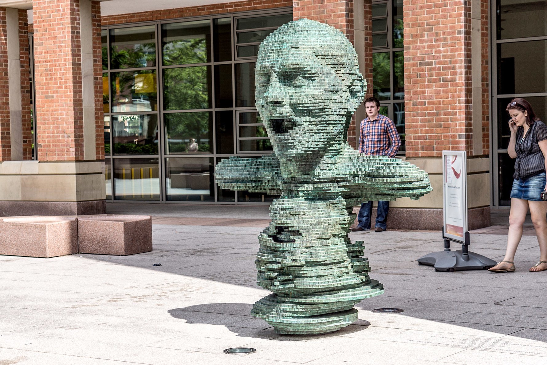 The sculpture 'Eco' located outside the New Library at the Queen's University of Belfast © William Murphy, Flickr / CC BY-SA 2.0 _2000px