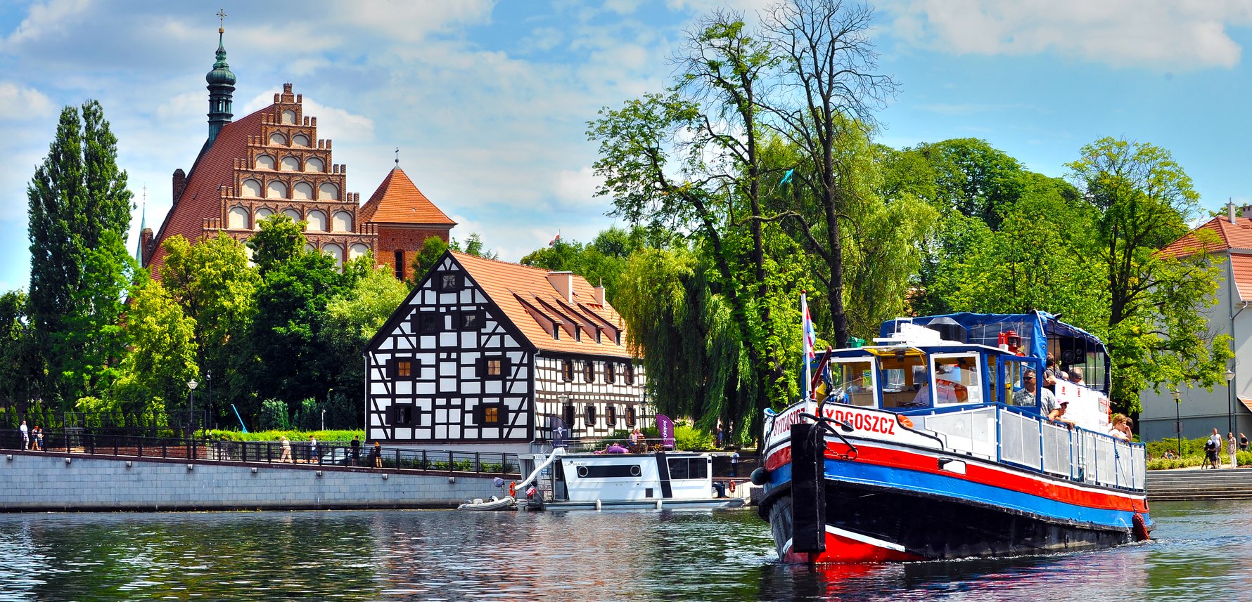 Brda River, Katedra, and Wyspa Młyńska in Bydgoszcz. Photo by Robert Sawicki