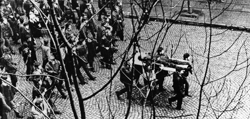 Godlewski's body carried through the streets of Gdynia, 1970