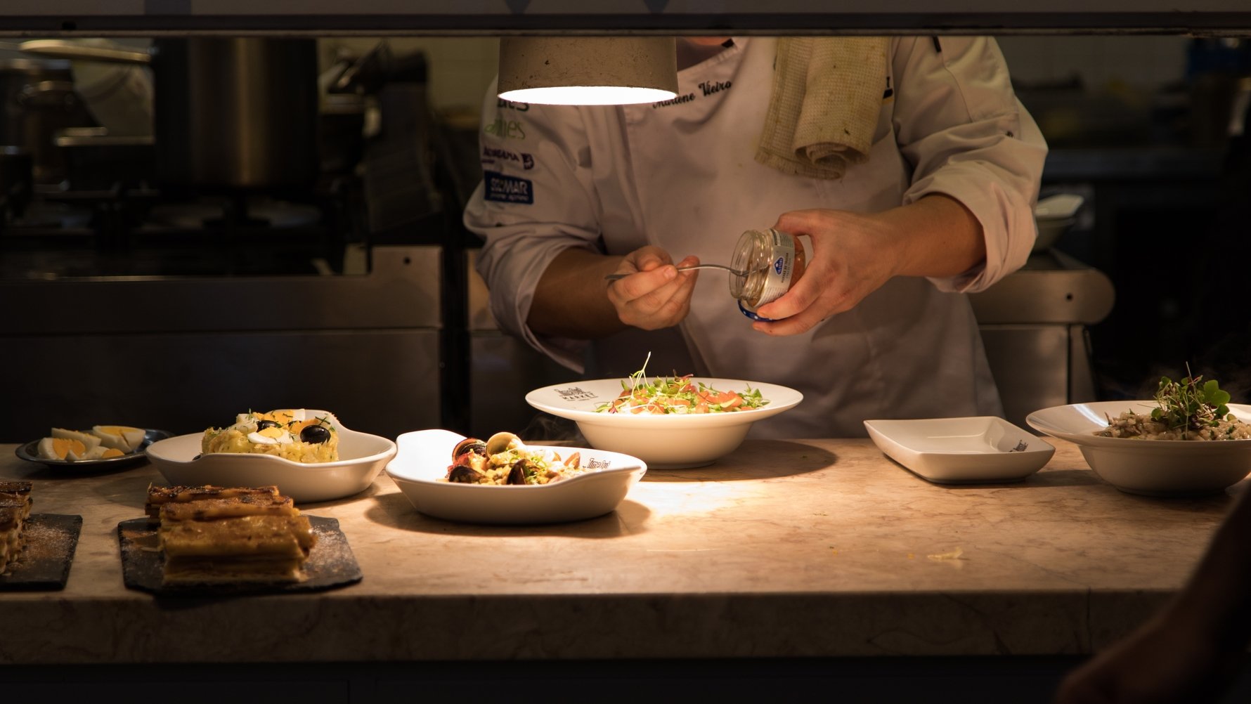 © Ivanchik Shutterstock.com Chef cooking at the restaurant of Time Out Market, Lisbon