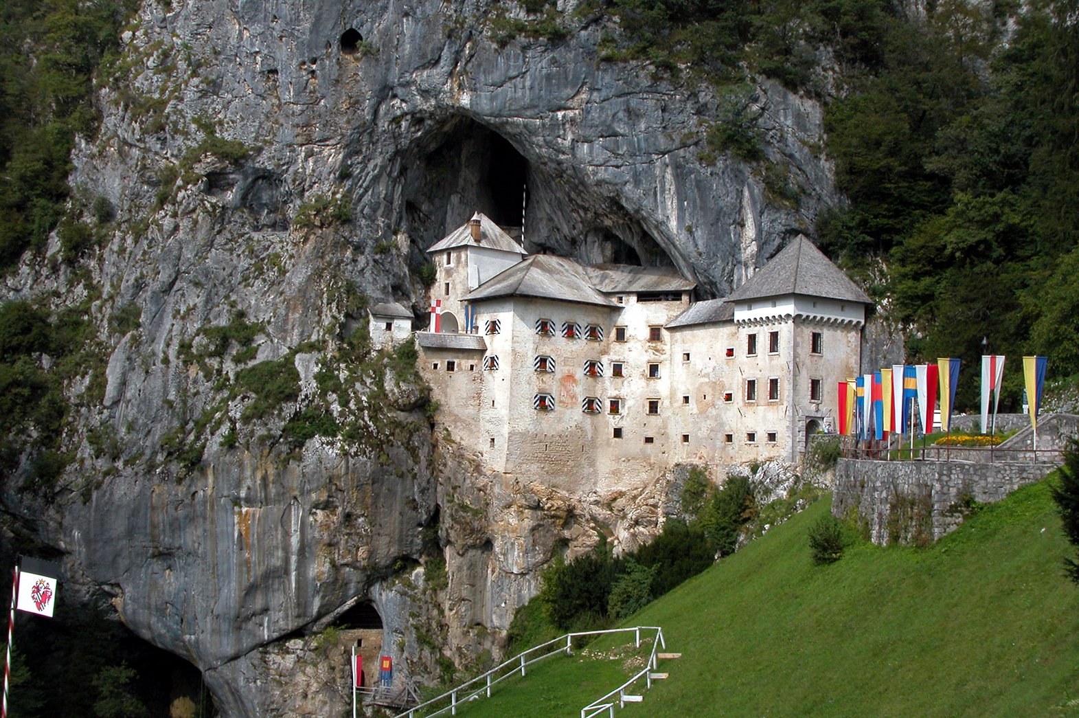 Predjamski grad / Day Trips Slovenia