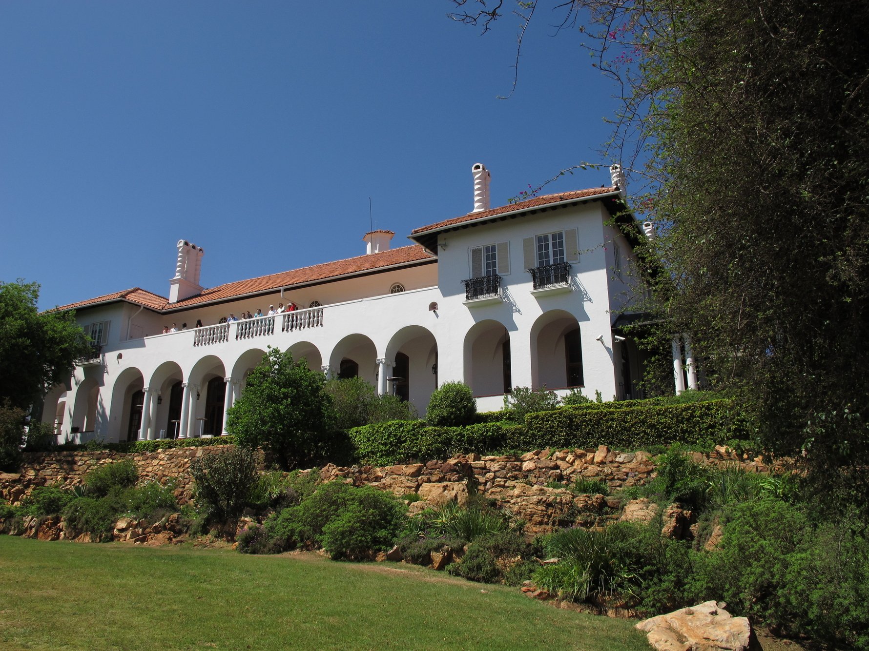 Villa Arcadia's columns are typical of Herbert Bakers design style. The historic building is now home to Hollard's contemporary art collection. Photo: Wikipedia/Adam H. Golding.