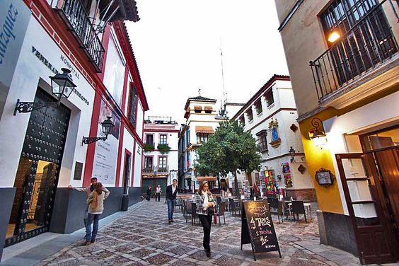 Santa Cruz, Seville © holeinthedonut/pinterest.com