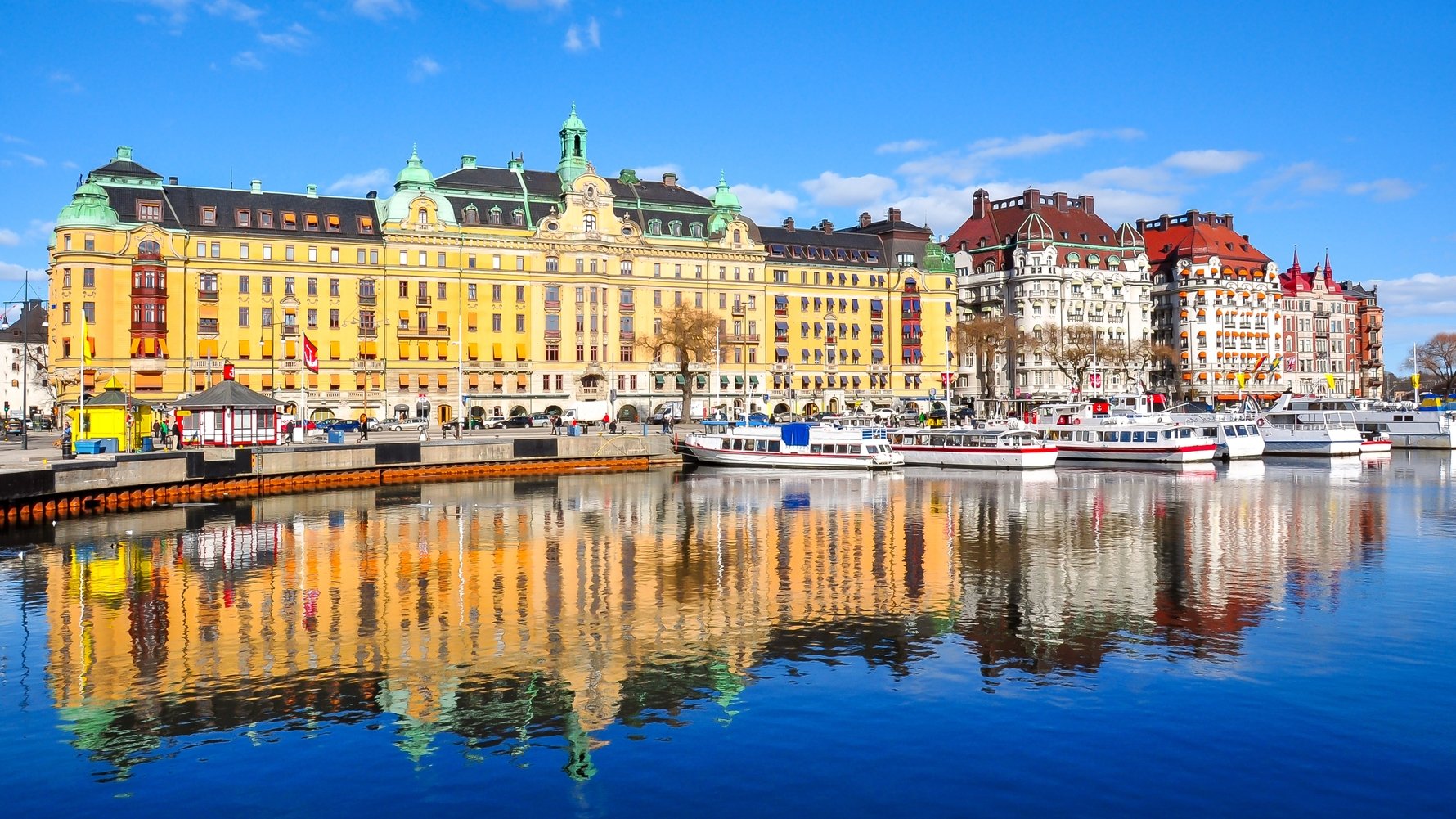 © Mistervlad Shutterstock.com Buildings on Strandvagen embankment, Stockholm, Sweden