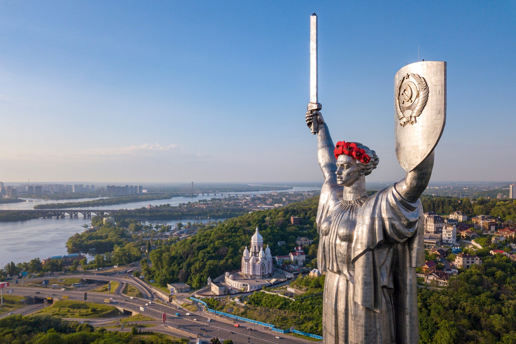 Ivana Kupala (Motherland Monument) in Kyiv © © MaxxjaNe / Shutterstock