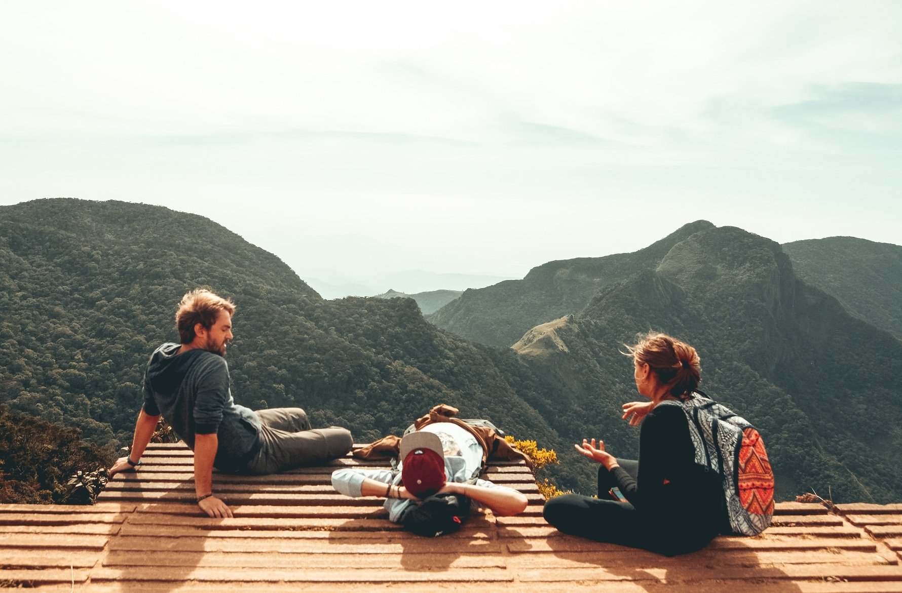 5 Activities to Try Out When On Vacation - Family Hiking © Eddy Billard / Unsplash